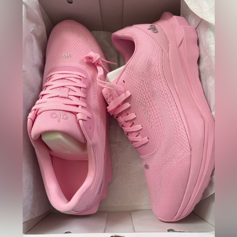 ALO Yoga Unisex Candy Heart Pink Runners 12M/13.5W - Picture 3 of 4